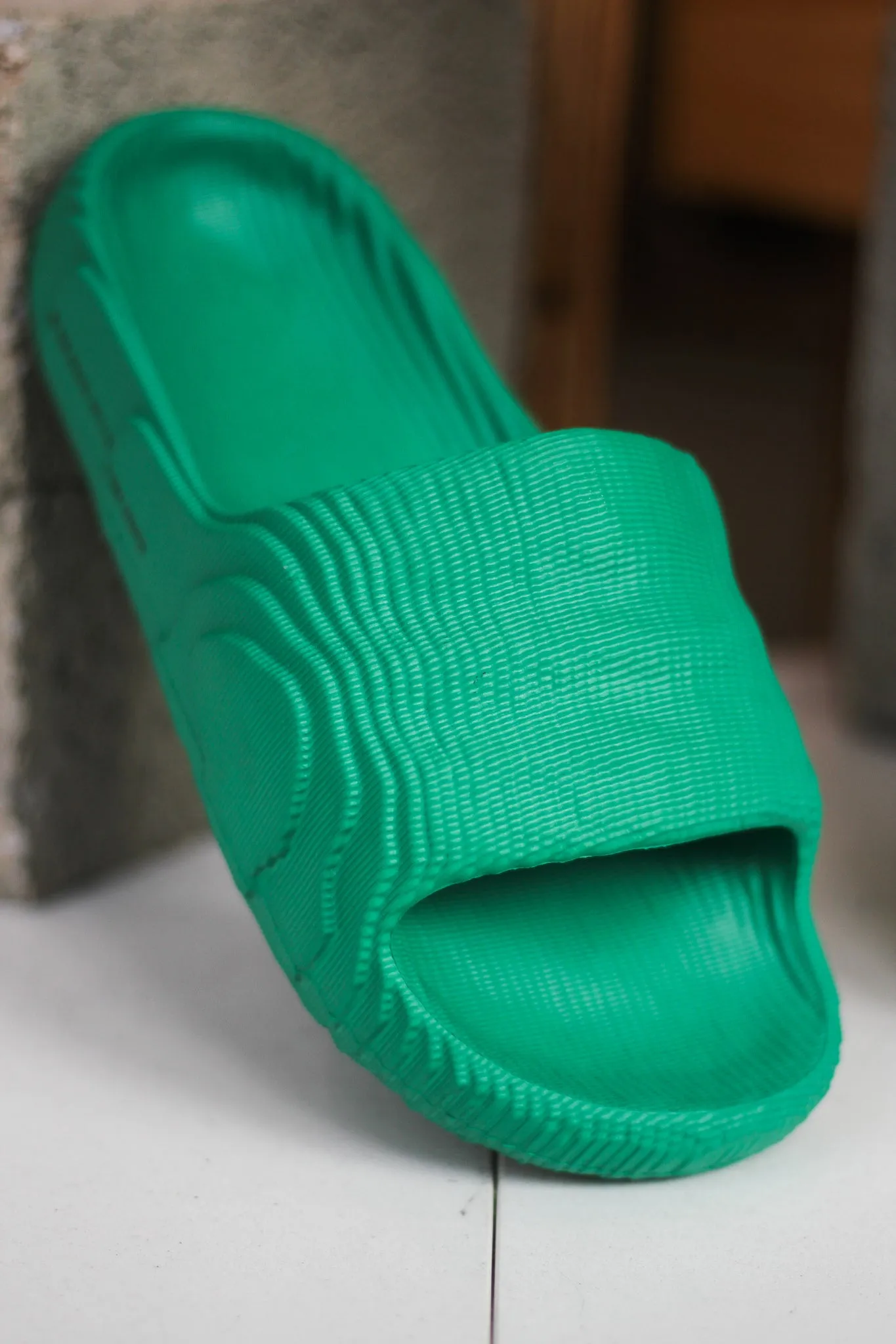 ADILETTE 22 "BOLD GREEN"