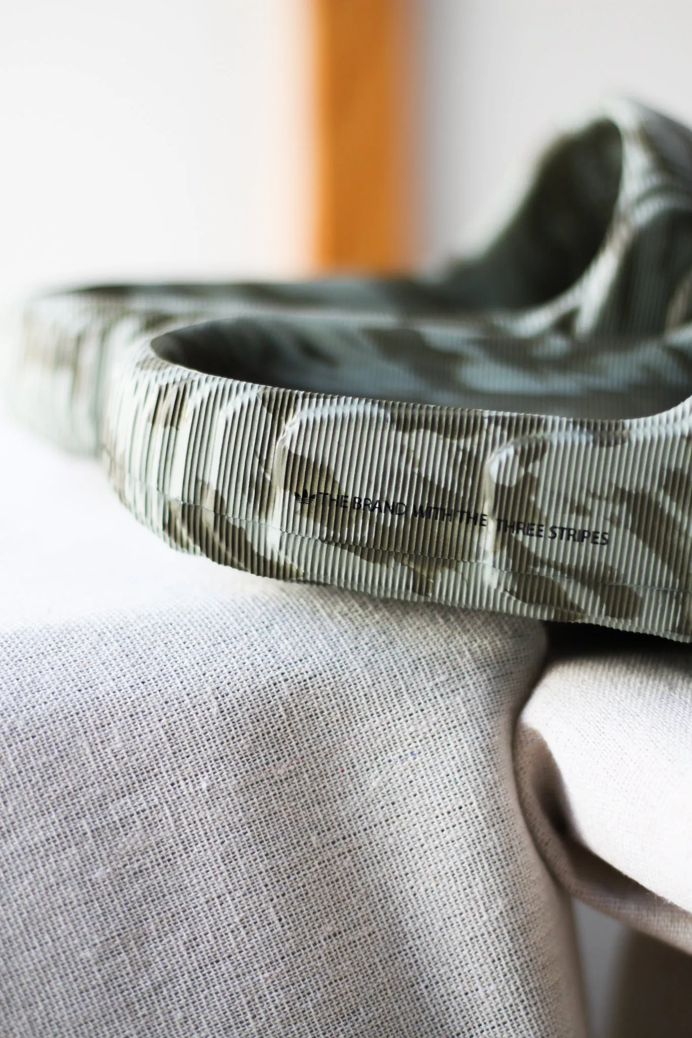 ADILETTE 22 "OLIVE STRATA"